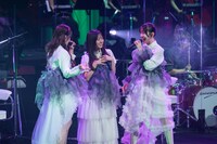 仲村悠菜を囲む桜木心菜（左）と桜井えま（右）。