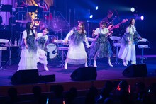 真山りかの視線に気付かない仲村悠菜（左端）。