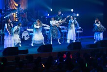 真山りか（右端）の視線に気付かない仲村悠菜（左端）。