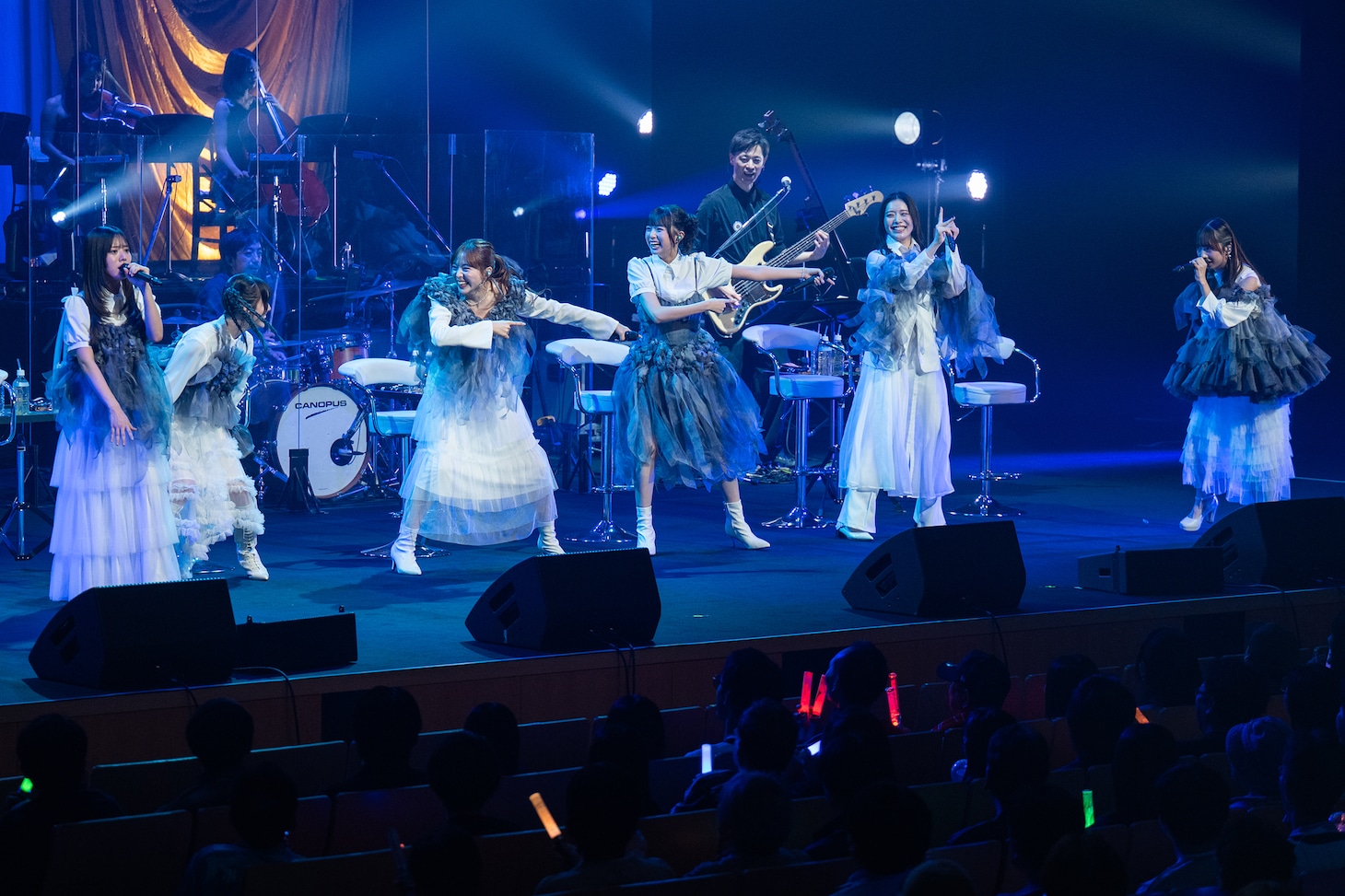 真山りか（右端）の視線に気付かない仲村悠菜（左端）。