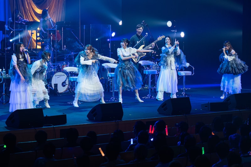 真山りか（右端）の視線に気付かない仲村悠菜（左端）。