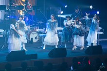 真山りか（右端）の視線にようやく気付いた仲村悠菜（左端）。