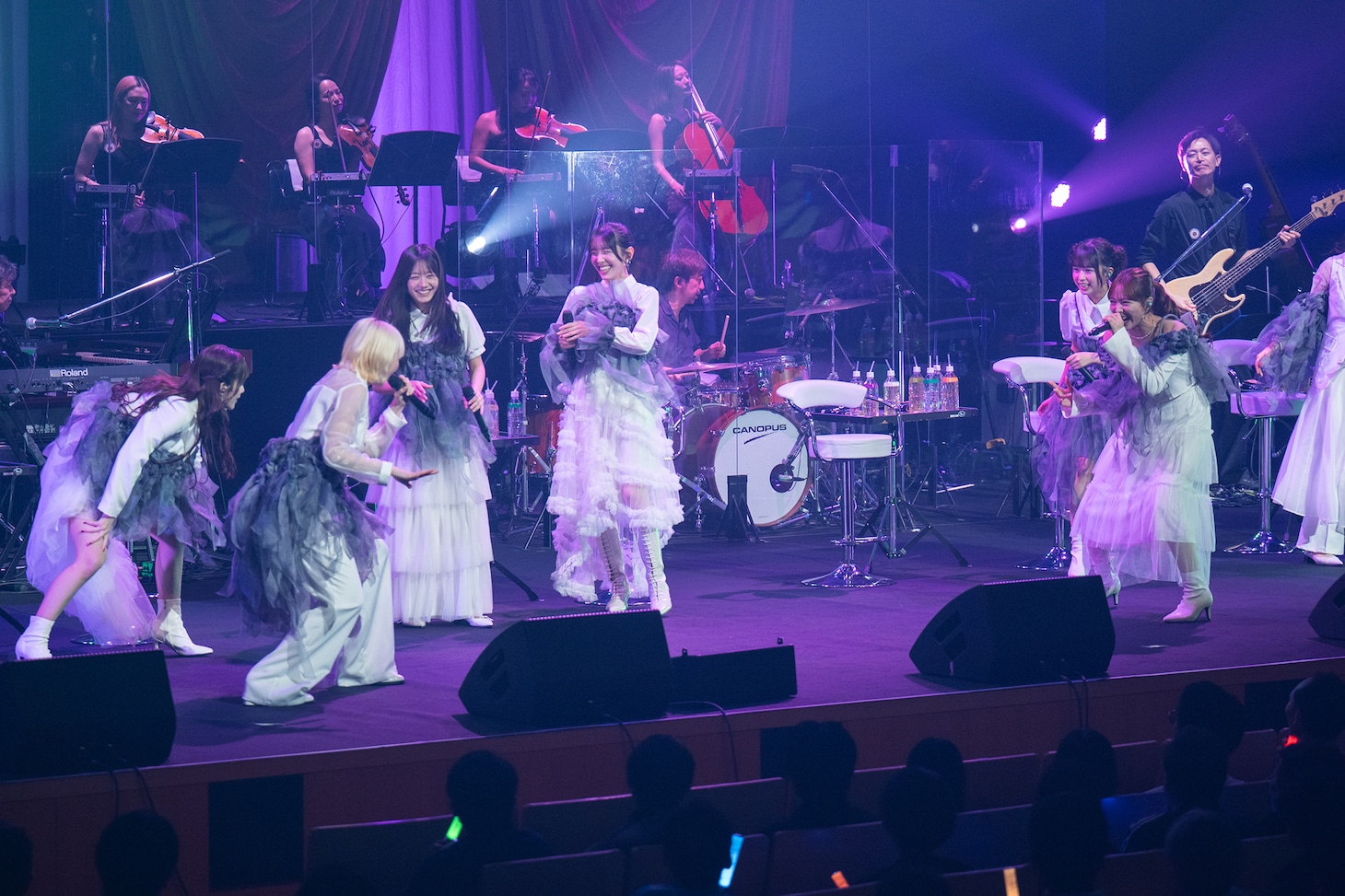 視線を合わせる安本彩花と中山莉子。