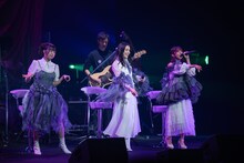 左から小久保柚乃、風見和香、真山りか。