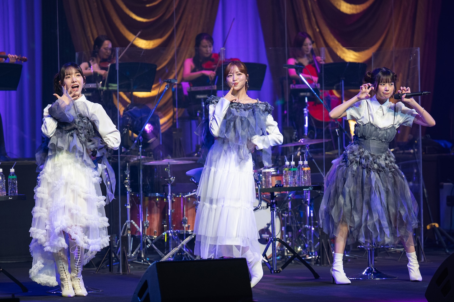 左から桜井えま、中山莉子、小久保柚乃。