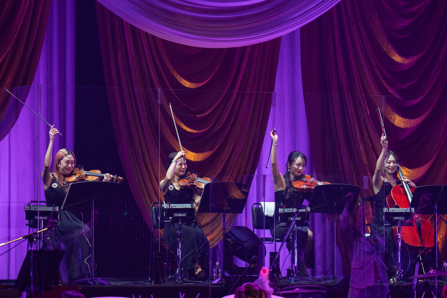 ストリングスカルテットの島田光理（1st Violin）、加藤かな子（2nd Violin）、筒田咲紀（Viola）、大浦萌（Cello）。