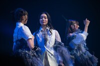 小久保柚乃（左）に冷たい視線を送る風見和香（中央）。