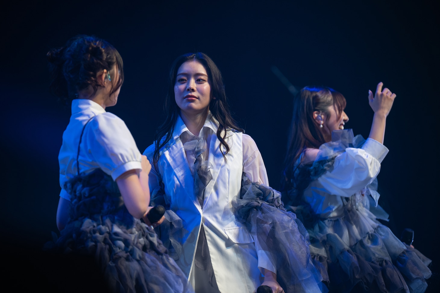 小久保柚乃（左）に冷たい視線を送る風見和香（中央）。