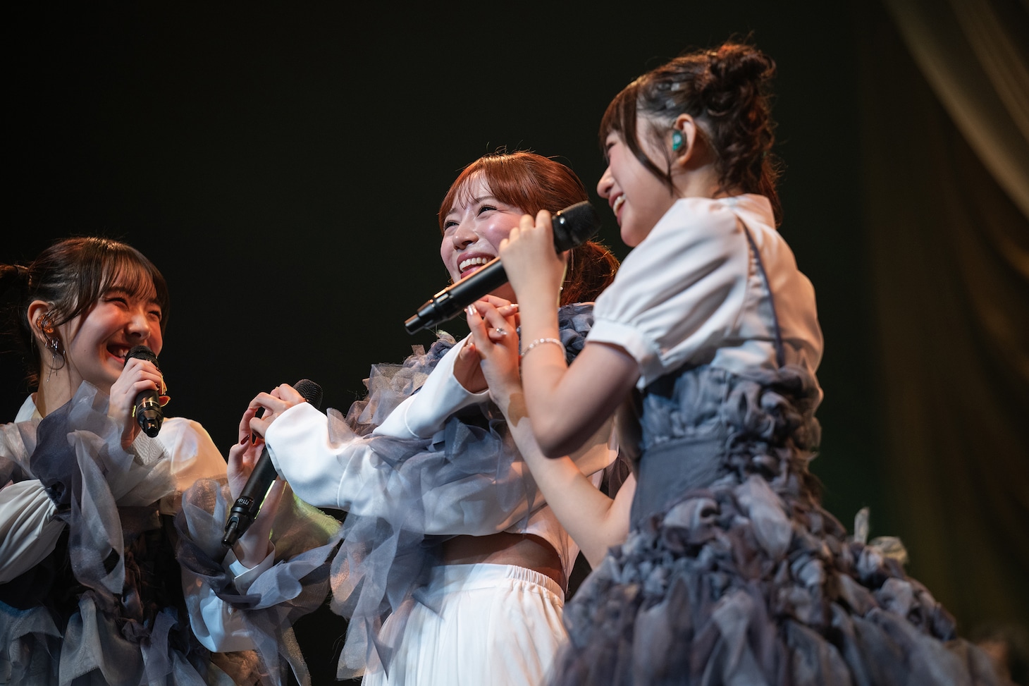 手を合わせる桜井えま、中山莉子、小久保柚乃（左から）。