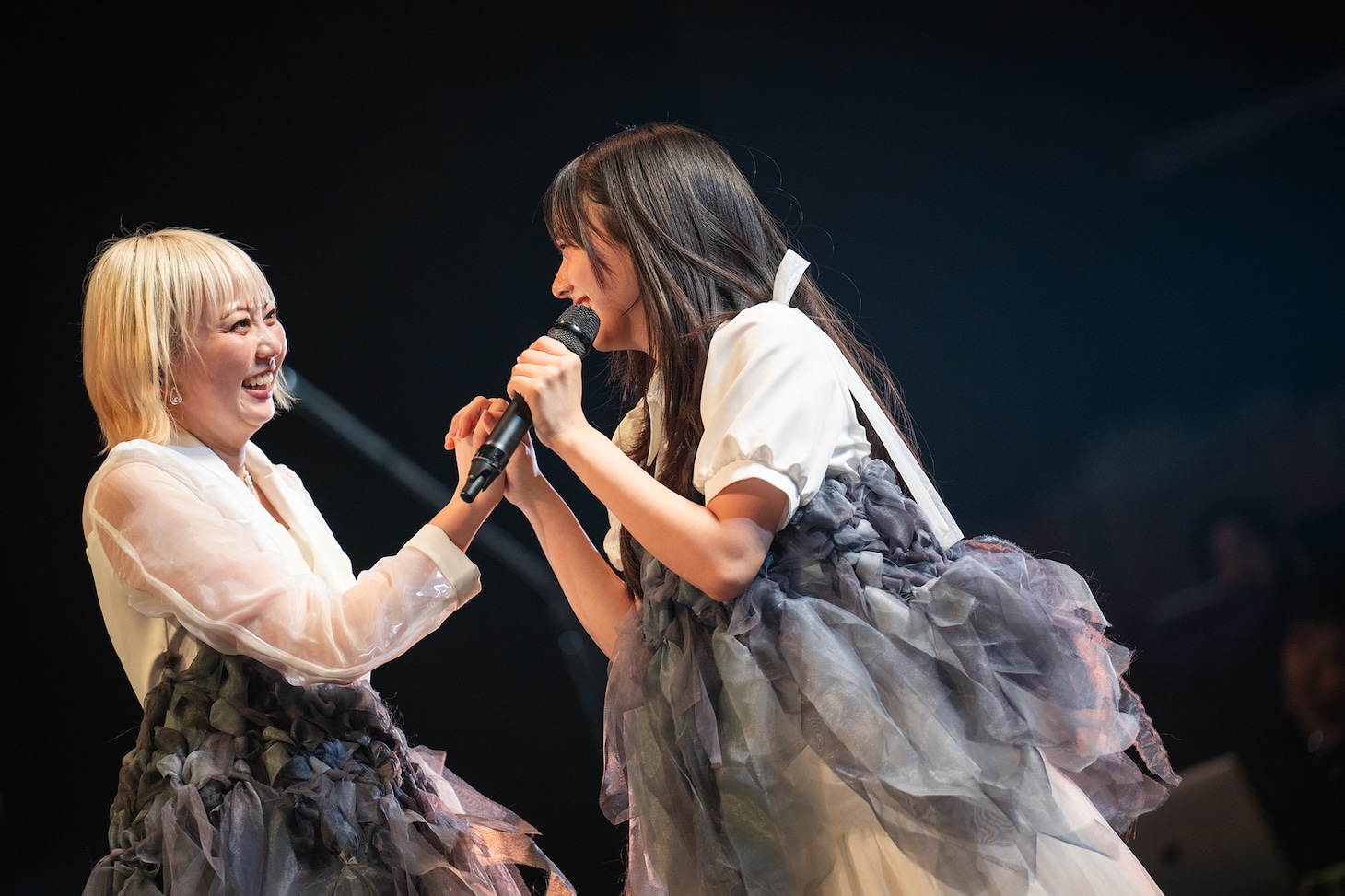 手をつないでくるくる回る安本彩花（左）と仲村悠菜（右）。