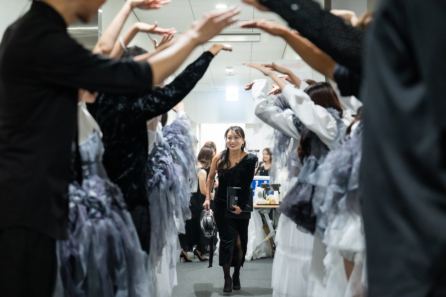 バンドメンバーをアーチで迎え入れるえびちゅう。