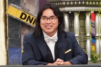 「全力！脱力タイムズ」ゲストコメンテーターの中岡創一（ロッチ）。©︎フジテレビ