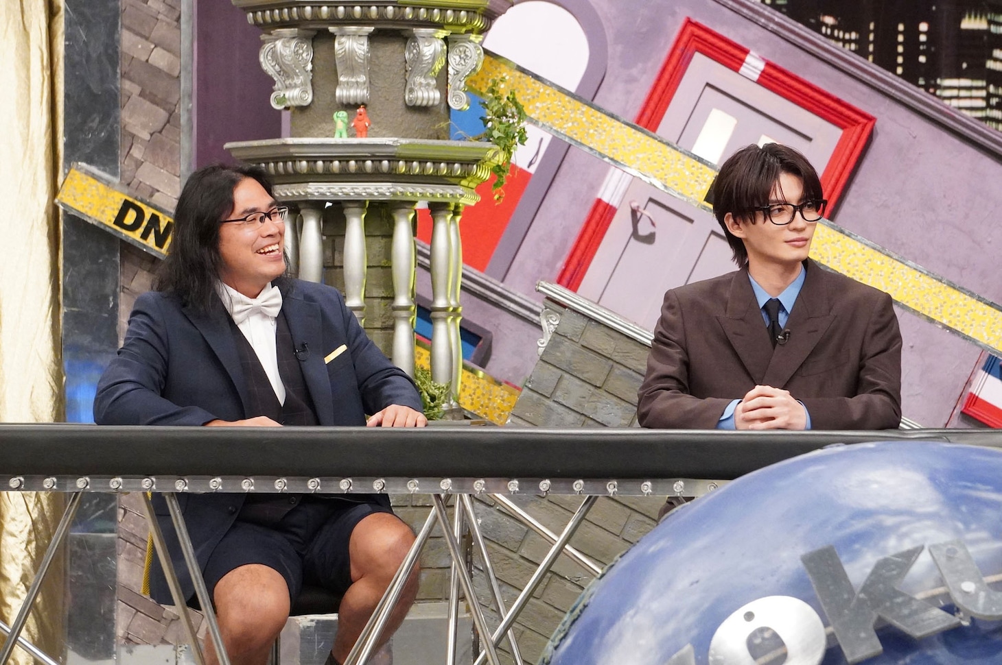 「全力！脱力タイムズ」ゲストコメンテーターの中岡創一（ロッチ）と杢代和人（原因は自分にある。）。©︎フジテレビ