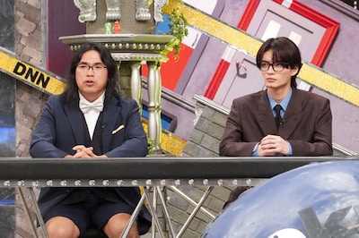 「全力！脱力タイムズ」ゲストコメンテーターの中岡創一（ロッチ）と杢代和人（原因は自分にある。）。©︎フジテレビ