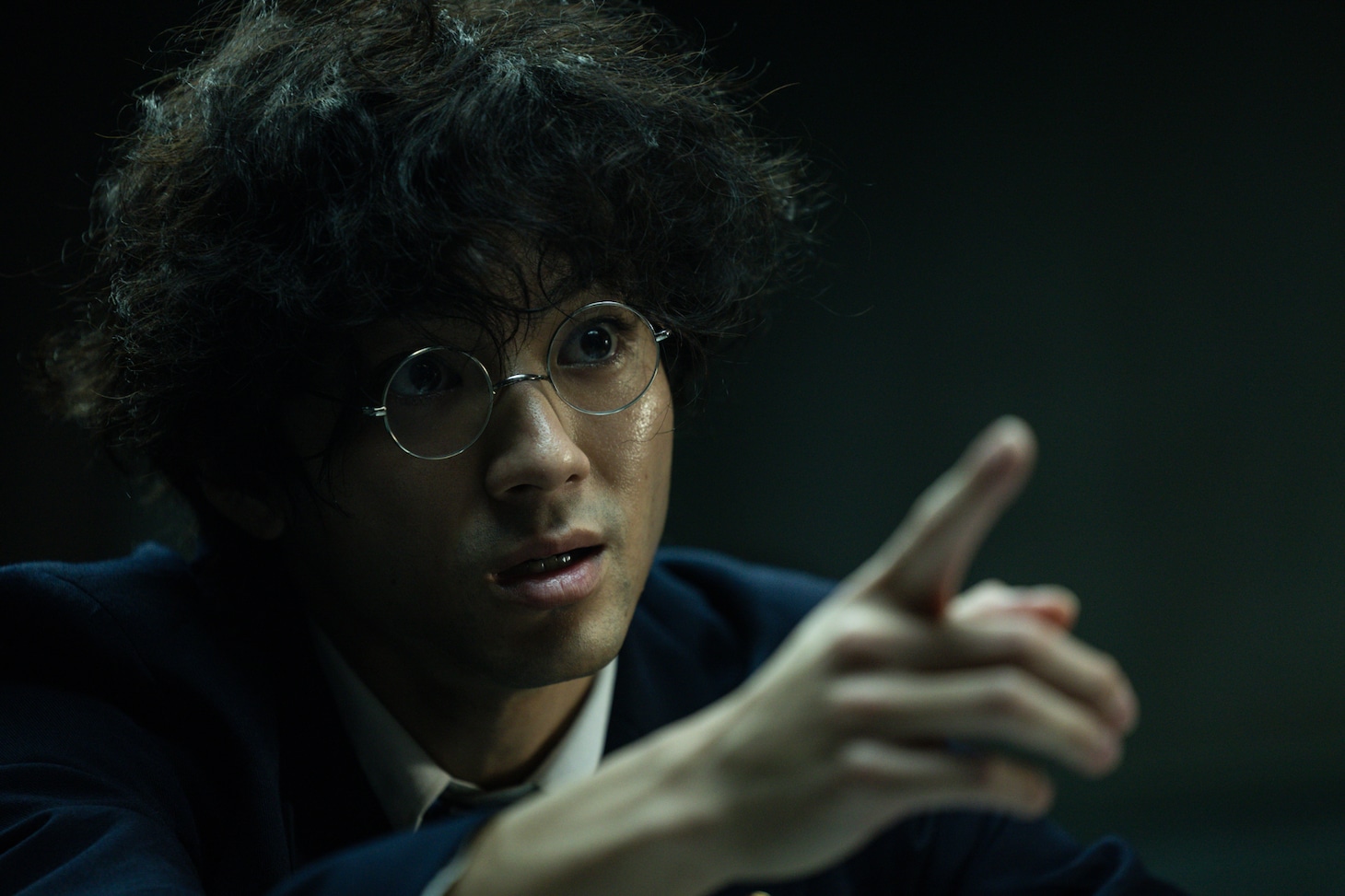 映画「爆弾」より山田裕貴扮する類家。