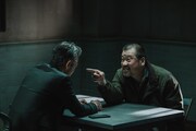 映画「爆弾」より佐藤二朗扮するスズキタゴサク（右）。