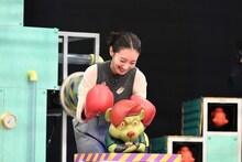 「それSnow Manにやらせて下さいSP」より、「チュチュバスターズ」に挑戦する波瑠。 ©TBS