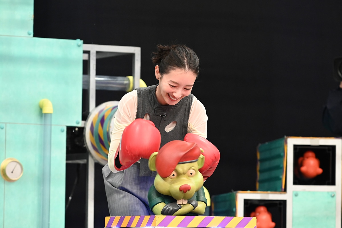 「それSnow Manにやらせて下さいSP」より、「チュチュバスターズ」に挑戦する波瑠。 ©TBS