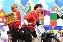 「それSnow Manにやらせて下さいSP」より、「デリソバ」に挑戦する高杉真宙と秋山寛貴（ハナコ）。 ©TBS