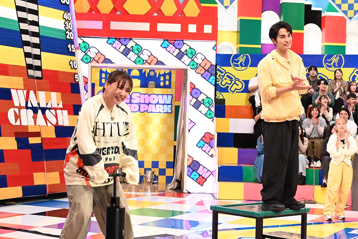 「それSnow Manにやらせて下さいSP」より、「フラッシュザウルス」に挑戦する野呂佳代と中村蒼。 ©TBS