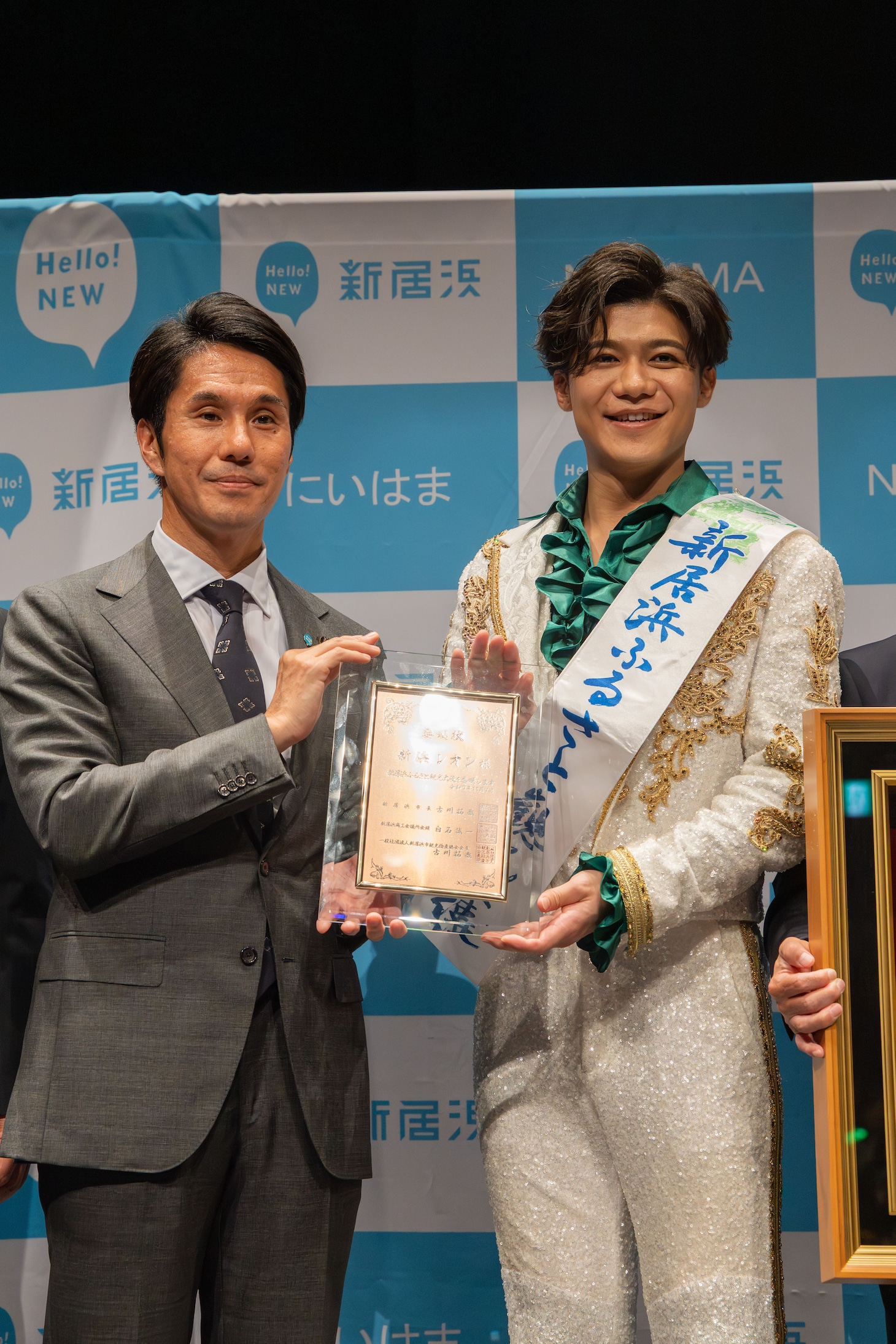 新浜レオンと古川拓哉新居浜市長。（写真提供：B ZONE）