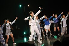 キッズダンサーと踊る新浜レオン。（写真提供：B ZONE）