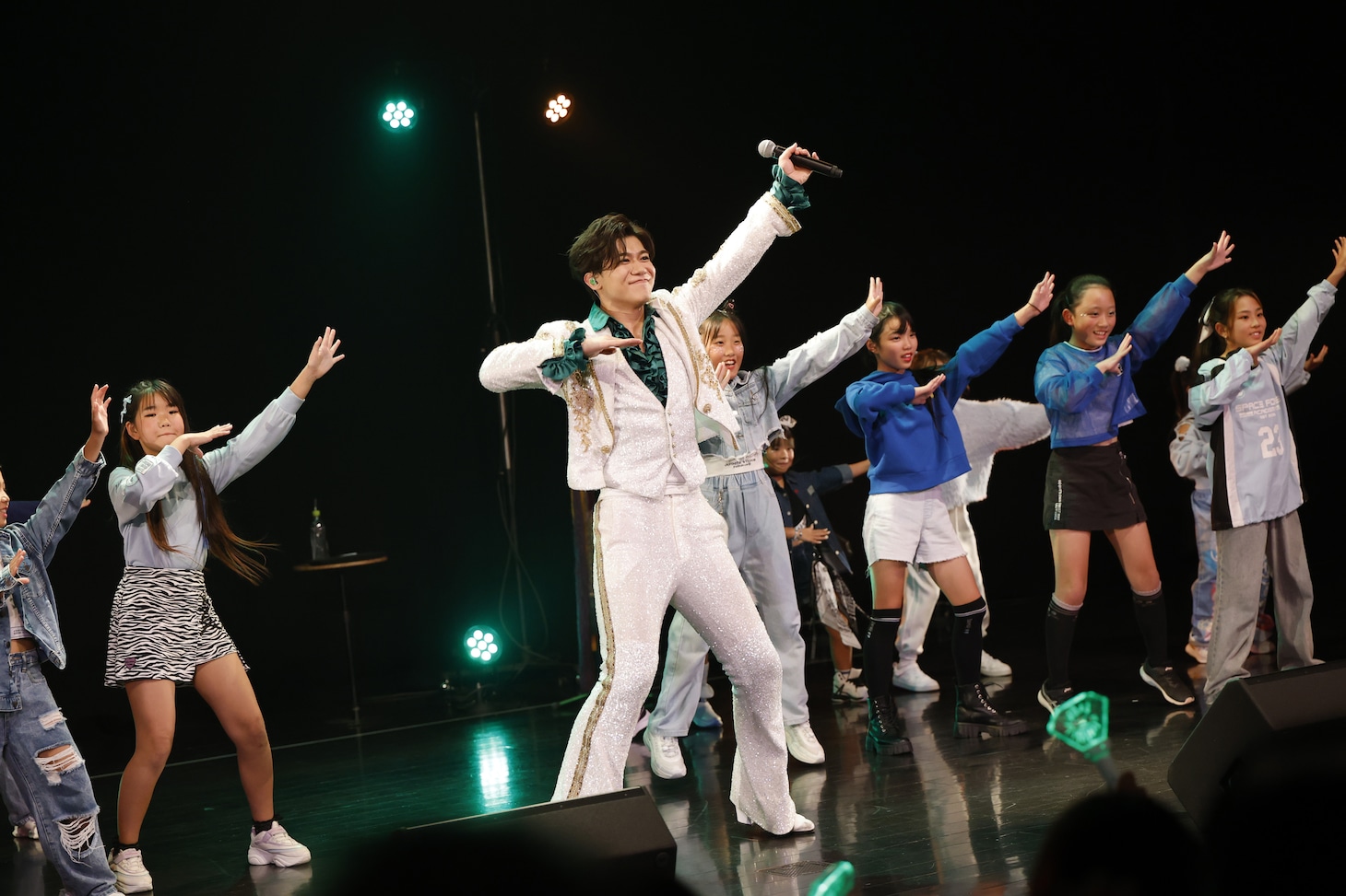 キッズダンサーと踊る新浜レオン。（写真提供：B ZONE）