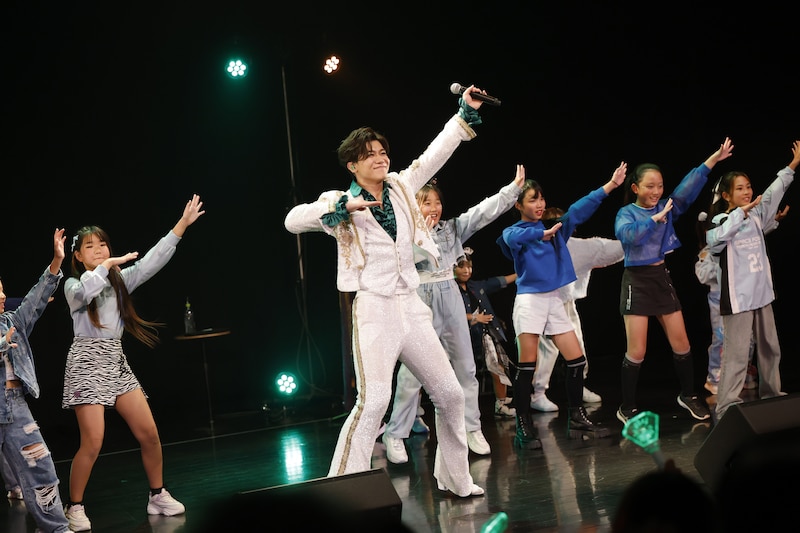 キッズダンサーと踊る新浜レオン。（写真提供：B ZONE）