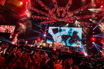 「LUNATIC FEST. 2025」初日公演で「ROSIER」をパフォーマンスする
LUNA SEA。