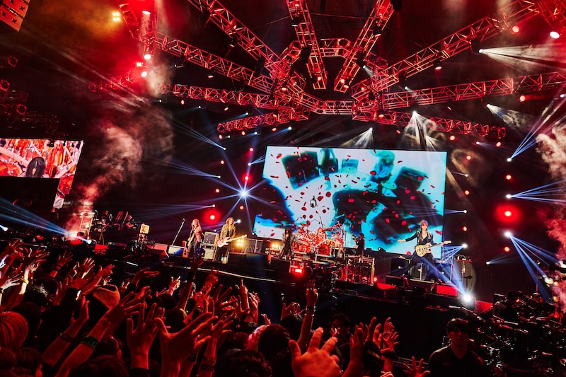 「LUNATIC FEST. 2025」初日公演で「ROSIER」をパフォーマンスする
LUNA SEA。