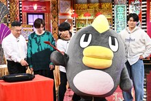 「Golden SixTONES」より。くもジローを取り囲む山崎弘也、京本大我、松村北斗、森本慎太郎。 ©日本テレビ