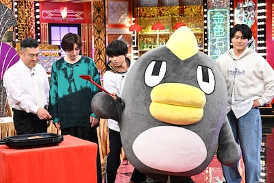 「Golden SixTONES」より。くもジローを取り囲む山崎弘也、京本大我、松村北斗、森本慎太郎。 ©日本テレビ