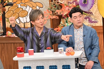 左から木村拓哉、富澤たけし（サンドウィッチマン）。©テレビ朝日