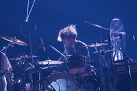 荒井智之（Dr, Cho / sumika）　（撮影：山下深礼［PROGRESS-M］）