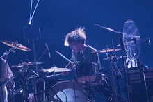 荒井智之（Dr, Cho / sumika）　（撮影：山下深礼［PROGRESS-M］）