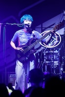 おかともき（B, Cho / 猫背のネイビーセゾン）（撮影：青木早霞［PROGRESS-M］）