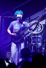 おかともき（B, Cho / 猫背のネイビーセゾン）（撮影：青木早霞［PROGRESS-M］）