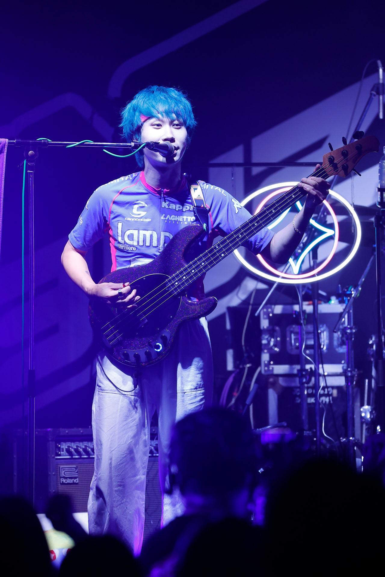 おかともき（B, Cho / 猫背のネイビーセゾン）（撮影：青木早霞［PROGRESS-M］）