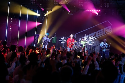 猫背のネイビーセゾン（撮影：青木早霞［PROGRESS-M］）