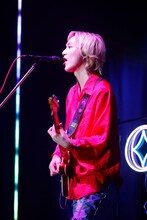 井上直也（Vo, G / 猫背のネイビーセゾン）（撮影：青木早霞［PROGRESS-M］）