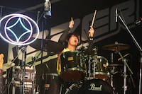 石坂圭介（Dr / 猫背のネイビーセゾン）（撮影：青木早霞［PROGRESS-M］）