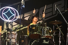 石坂圭介（Dr / 猫背のネイビーセゾン）（撮影：青木早霞［PROGRESS-M］）