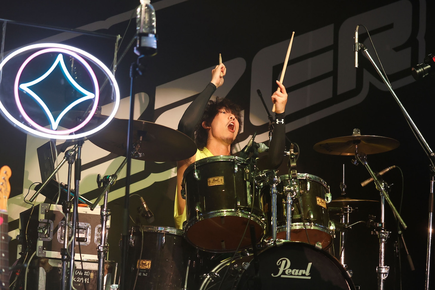 石坂圭介（Dr / 猫背のネイビーセゾン）（撮影：青木早霞［PROGRESS-M］）