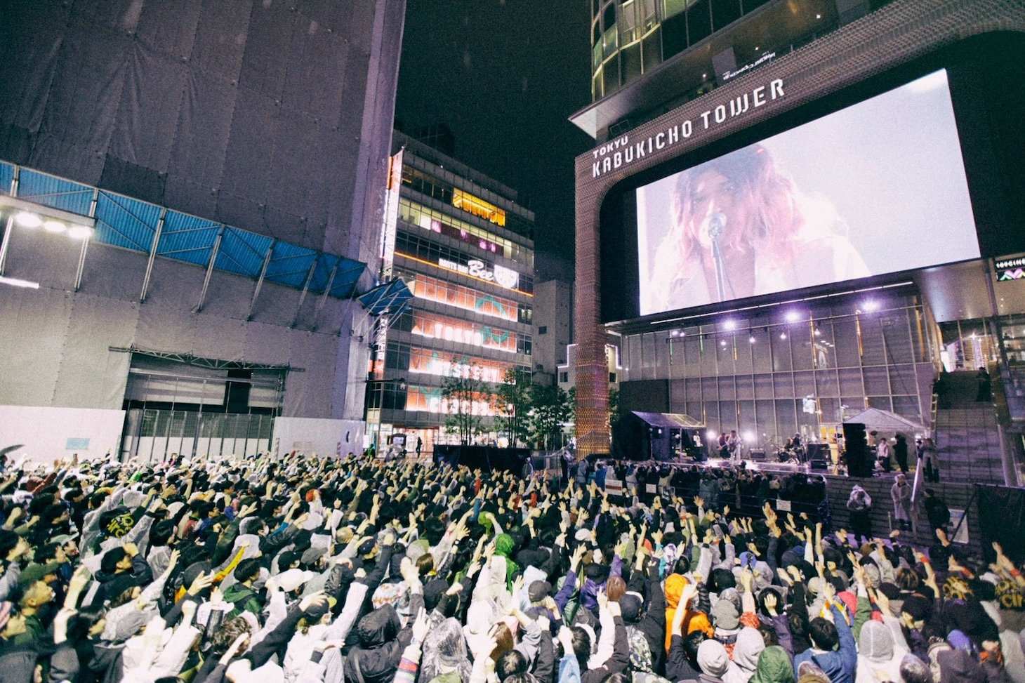 「a flood of circle「I'M FREE 2025 LIVE AT 新宿歌舞伎町野外音楽堂」の様子。（撮影：新保勇樹）