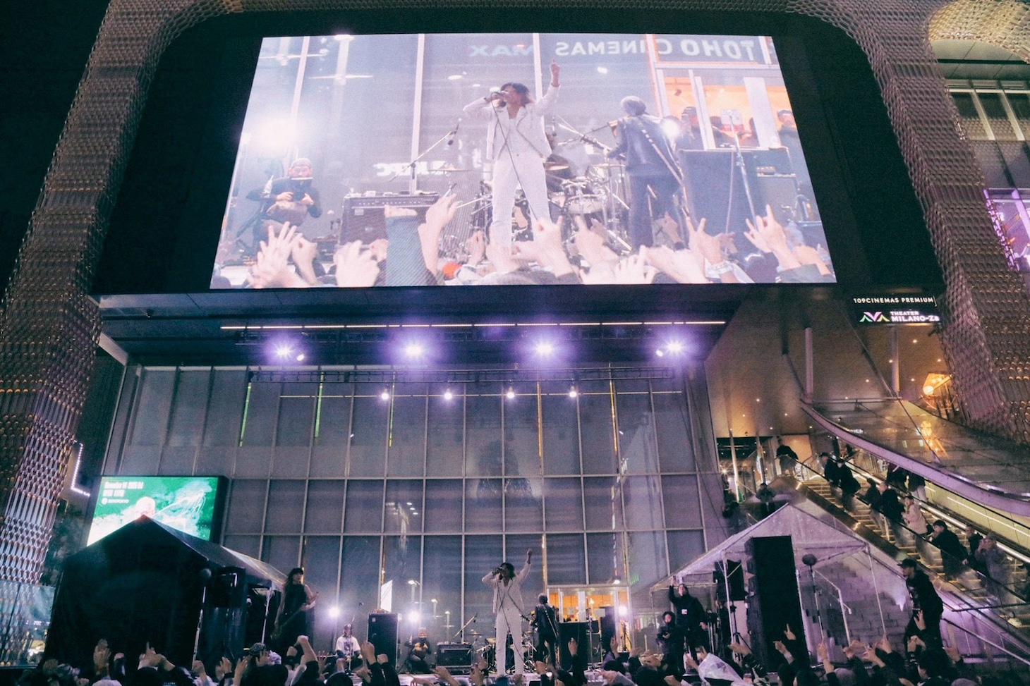 「a flood of circle「I'M FREE 2025 LIVE AT 新宿歌舞伎町野外音楽堂」の様子。（撮影：新保勇樹）