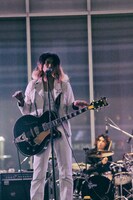 佐々木亮介（Vo, G）（撮影：新保勇樹）