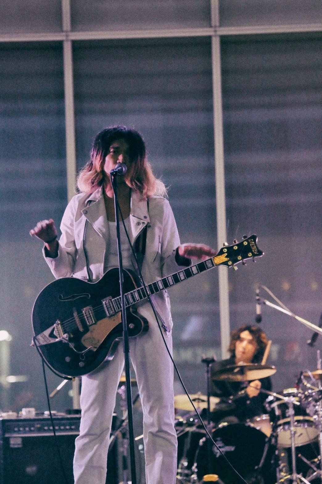 佐々木亮介（Vo, G）（撮影：新保勇樹）