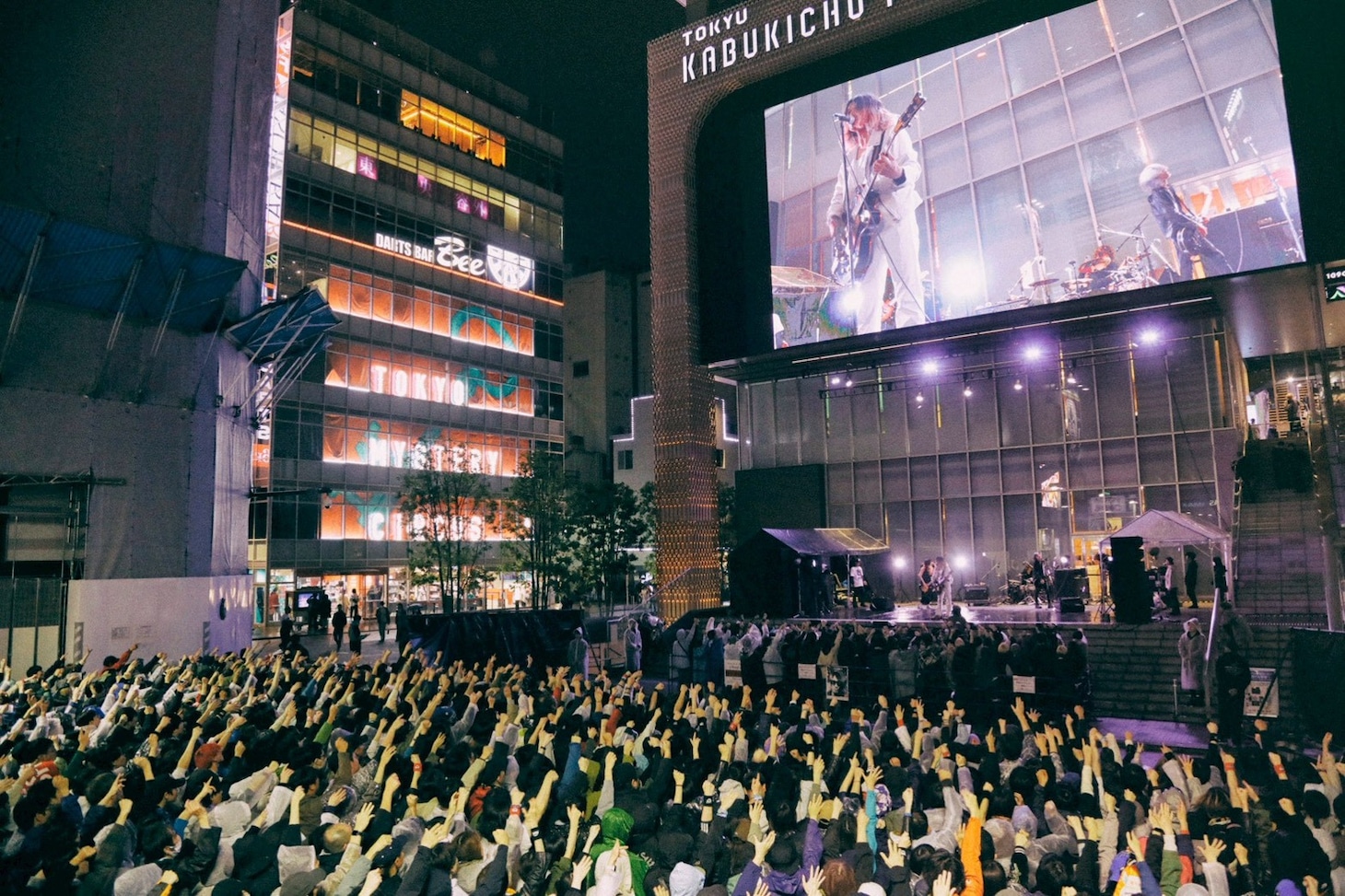 「a flood of circle「I'M FREE 2025 LIVE AT 新宿歌舞伎町野外音楽堂」の様子。（撮影：新保勇樹）