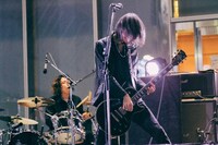 渡邊一丘（Dr）とアオキテツ（G）。（撮影：新保勇樹）