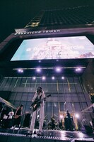 「a flood of circle「I'M FREE 2025 LIVE AT 新宿歌舞伎町野外音楽堂」の様子。（撮影：新保勇樹）